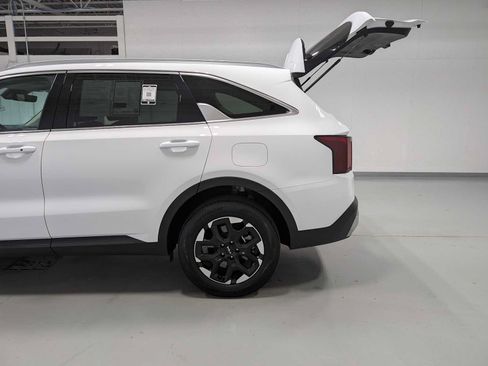 Certified 2025 Kia Sorento S AWD/4WD image 11