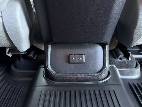 Used 2022 Toyota Highlander XLE AWD/4WD image 37