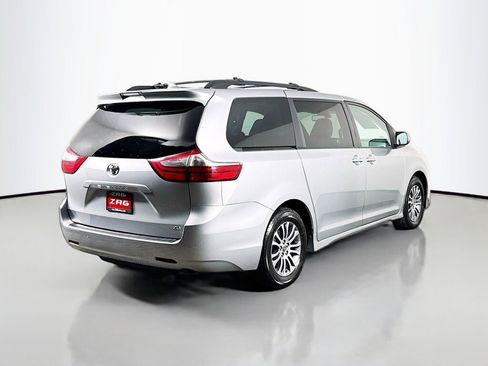 Used 2020 Toyota Sienna XLE image 5