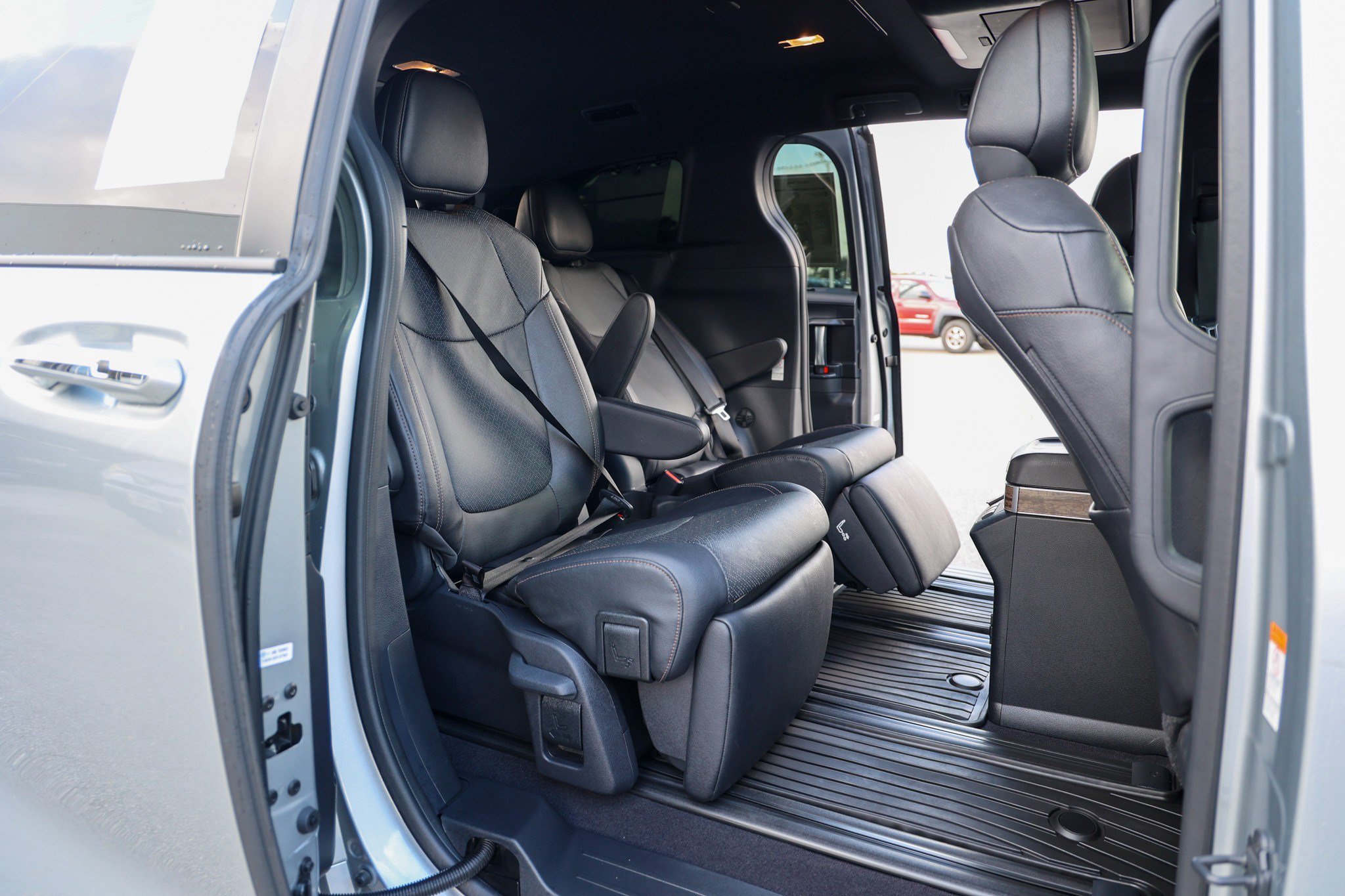 Certified 2025 Toyota Sienna Platinum FWD image 40