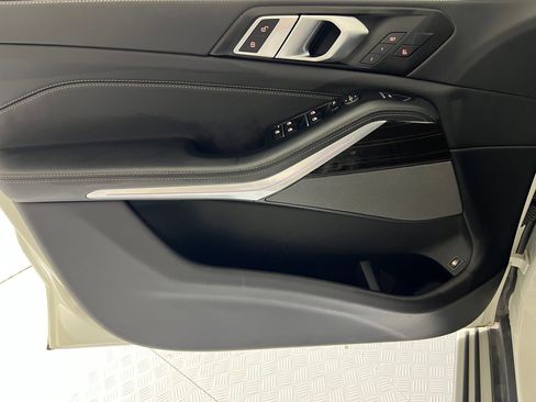 Used 2025 BMW X5 xDrive50e image 12