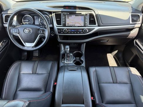 Used 2019 Toyota Highlander SE image 11