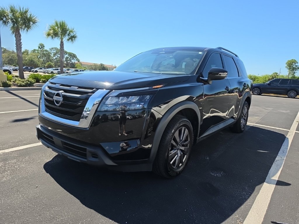 Used 2023 Nissan Pathfinder SV w/ SV Premium Package AWD/4WD image 4