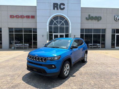 Used 2024 Jeep Compass Latitude w/ Convenience Group AWD/4WD image 4