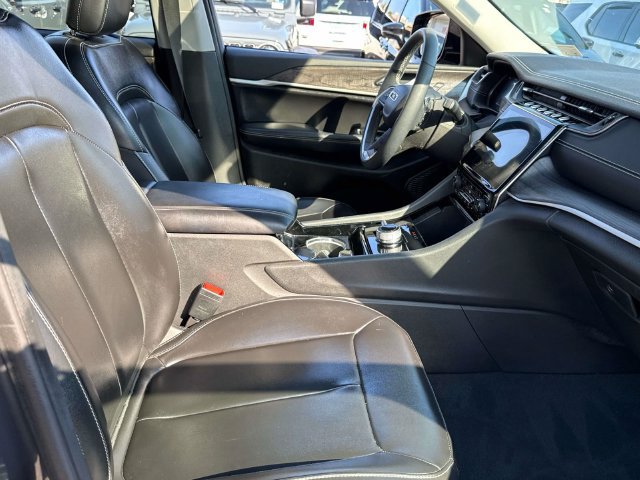 Used 2023 Jeep Grand Cherokee Limited AWD/4WD image 9