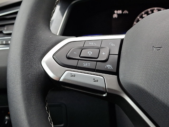 Used 2022 Volkswagen Tiguan SE AWD/4WD image 22