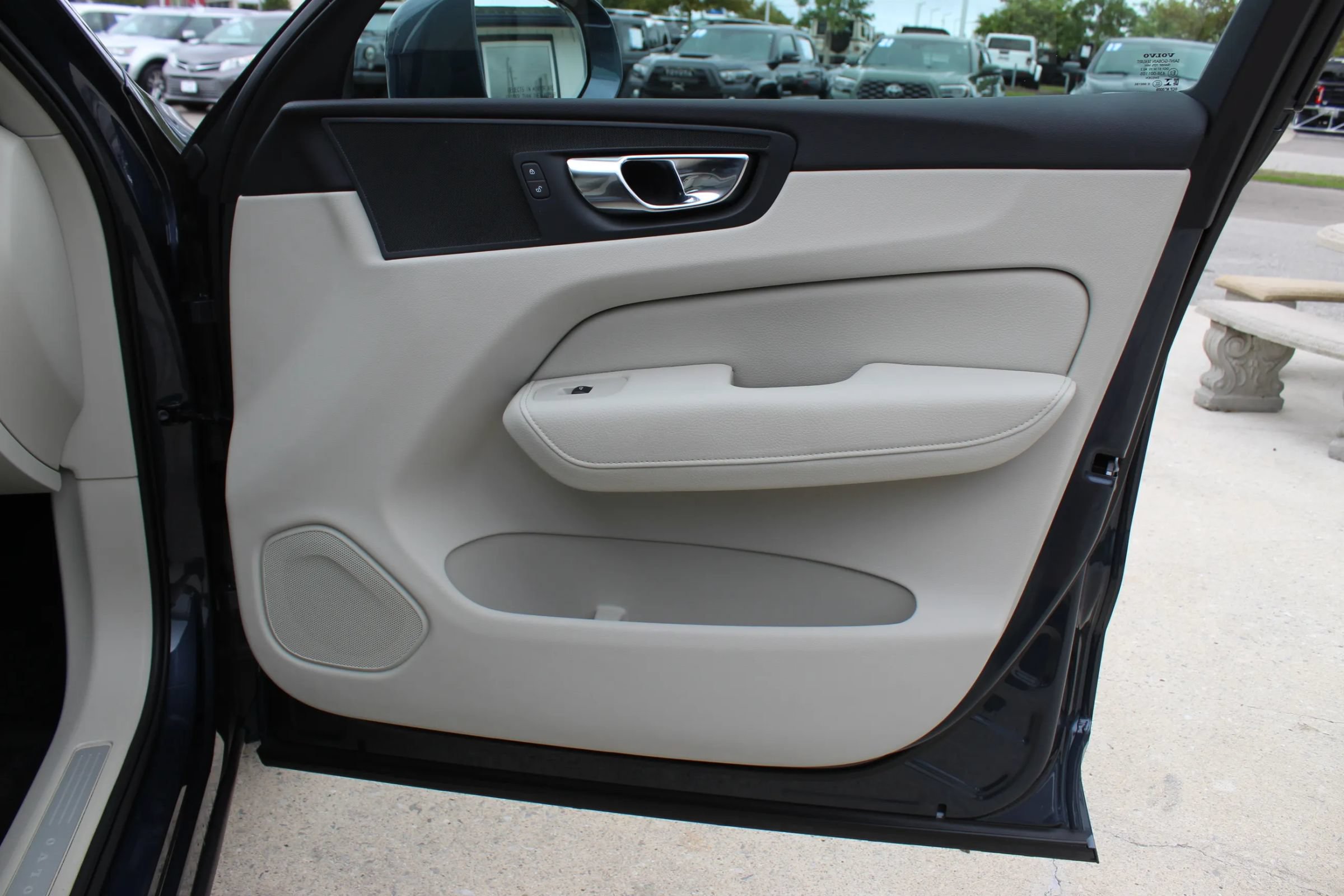 Used 2021 Volvo XC60 T5 Momentum w/ Premium Package FWD image 27