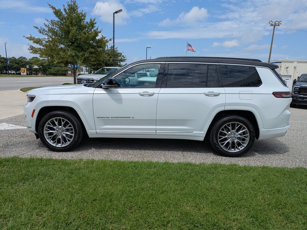 Used 2024 Jeep Grand Cherokee L Summit w/ Luxury Tech Group V AWD/4WD image 13