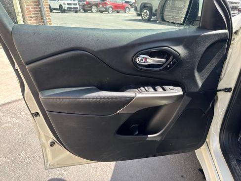 Used 2019 Jeep Cherokee Overland w/ Technology Group AWD/4WD image 18
