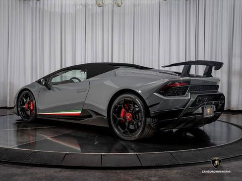 Used 2018 Lamborghini Huracan Performante AWD/4WD image 13