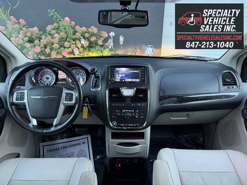 Used 2013 Chrysler Town & Country Touring FWD image 31