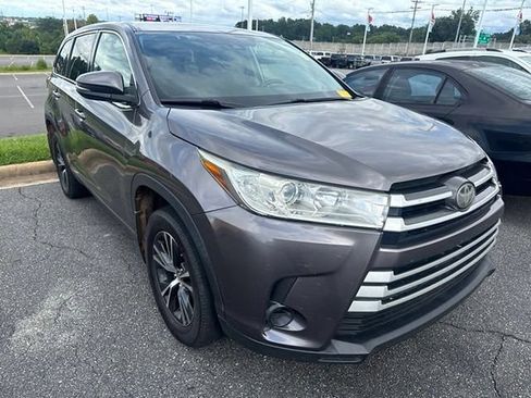 Used 2019 Toyota Highlander LE AWD/4WD image 3