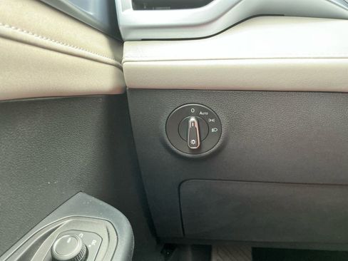 New 2025 Volkswagen Taos SE image 24