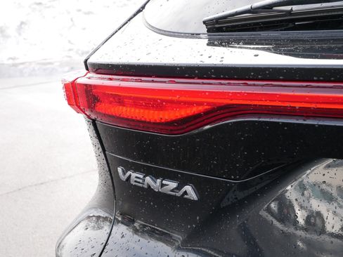 Used 2024 Toyota Venza Limited image 17