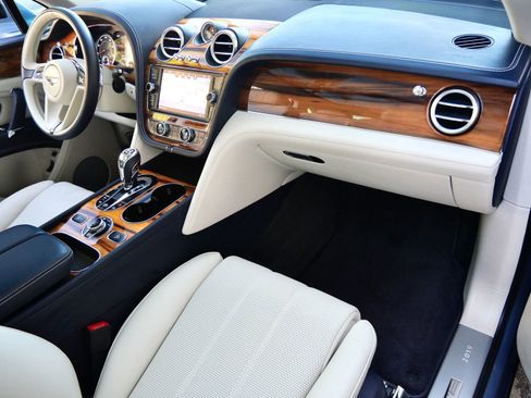 Used 2019 Bentley Bentayga AWD/4WD image 2