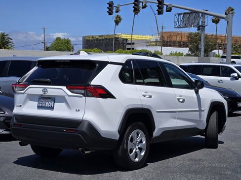 Used 2022 Toyota RAV4 LE FWD image 4