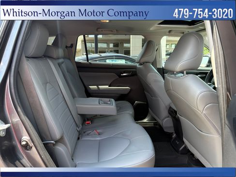 Used 2022 Toyota Highlander XLE AWD/4WD image 39