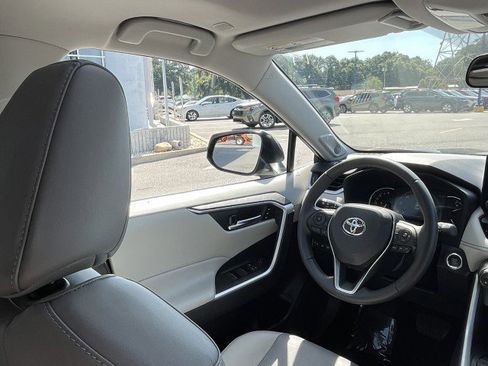Used 2023 Toyota RAV4 XLE Premium image 15