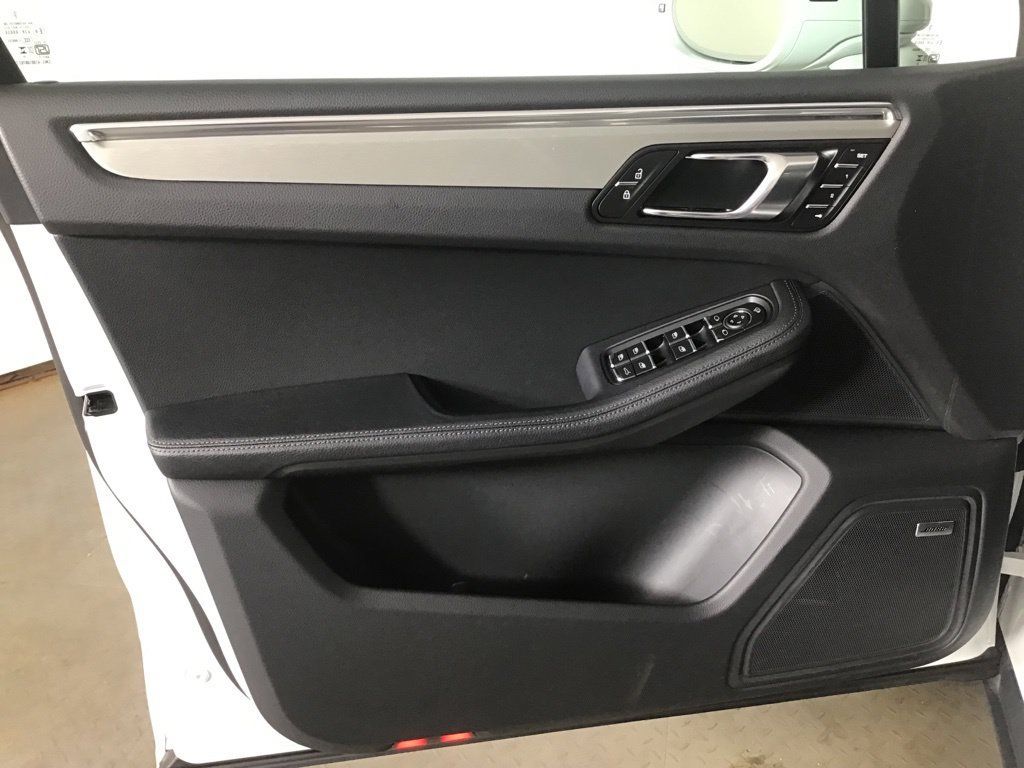 Certified 2026 Porsche Macan AWD/4WD image 28