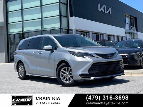 Used 2025 Toyota Sienna LE FWD image 1