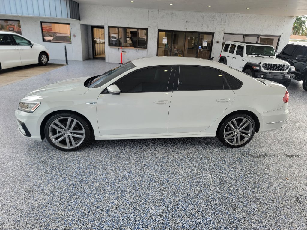 Used 2018 Volkswagen Passat 2.0T R-Line w/ R-Line Lighting Package FWD image 2