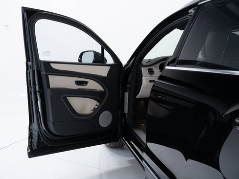 New 2025 Bentley Bentayga V8 image 10