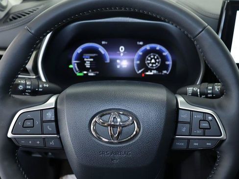 Used 2025 Toyota Highlander Limited AWD/4WD image 18