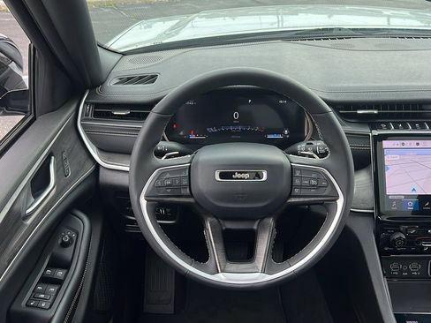 Used 2024 Jeep Grand Cherokee L Limited w/ Luxury Tech Group II image 21