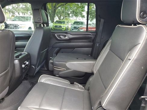 Used 2024 GMC Yukon XL SLT w/ SLT Luxury Package image 10