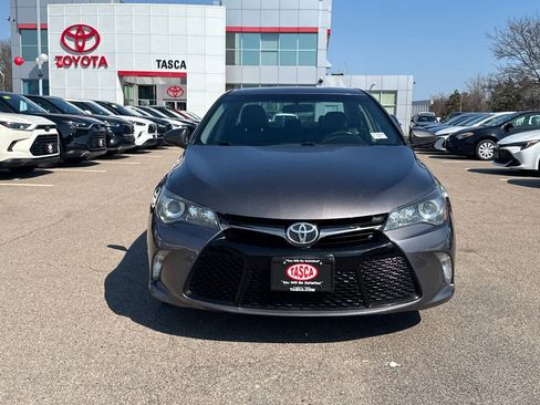 Used 2016 Toyota Camry SE image 2
