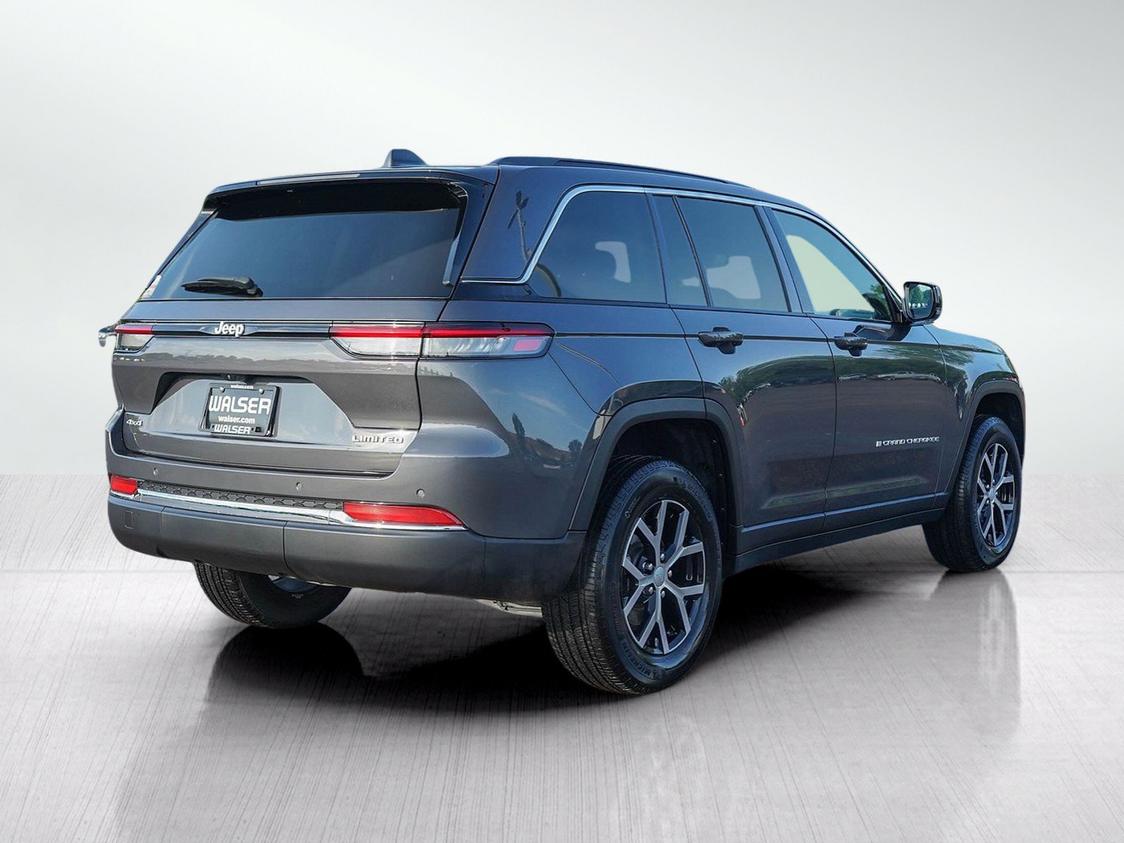 Used 2024 Jeep Grand Cherokee Limited w/ Trailer Tow Package AWD/4WD image 5