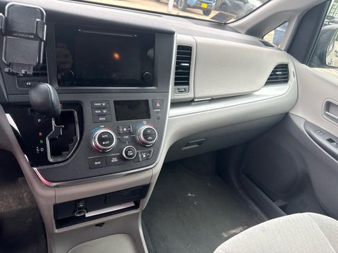 Used 2016 Toyota Sienna LE FWD image 7