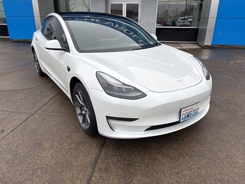 Used 2023 Tesla Model 3 Standard Range image 2