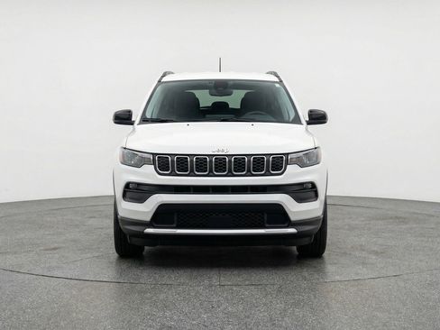 Used 2025 Jeep Compass Latitude AWD/4WD image 2