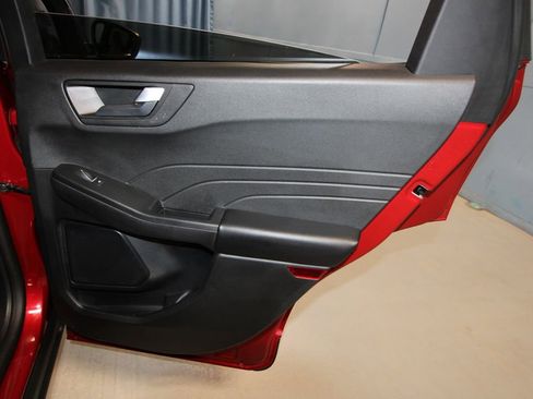 Used 2025 Ford Escape SE w/ Class II Trailer Tow Package image 25