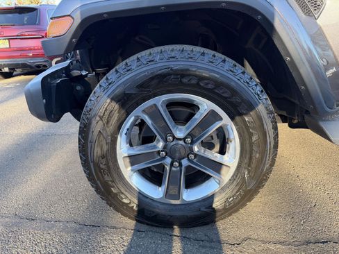 Used 2018 Jeep Wrangler Unlimited Sahara w/ Dual Top Group image 7