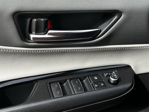 Used 2021 Toyota Venza LE image 21