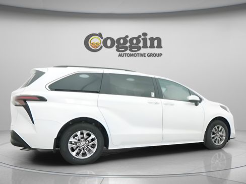 New 2026 Toyota Sienna XLE image 20