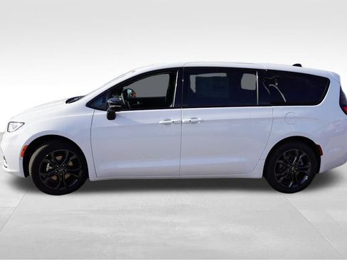 New 2026 Chrysler Pacifica Select image 6