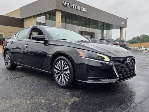 Used 2025 Nissan Altima 2.5 SV FWD image 1