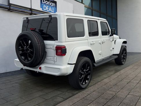 Used 2023 Jeep Wrangler Unlimited Sahara AWD/4WD image 3