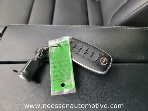 Used 2024 Nissan Rogue SV w/ SV Premium Package image 31