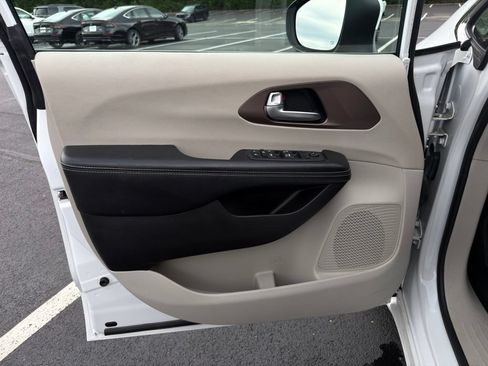 Used 2022 Chrysler Voyager LX FWD image 17