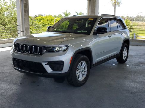 Used 2024 Jeep Grand Cherokee Laredo image 4