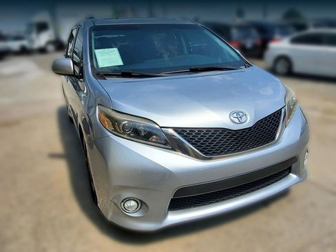 Used 2017 Toyota Sienna SE w/ SE Preferred Package image 15