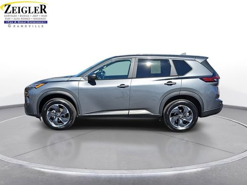 Used 2025 Nissan Rogue SV image 8