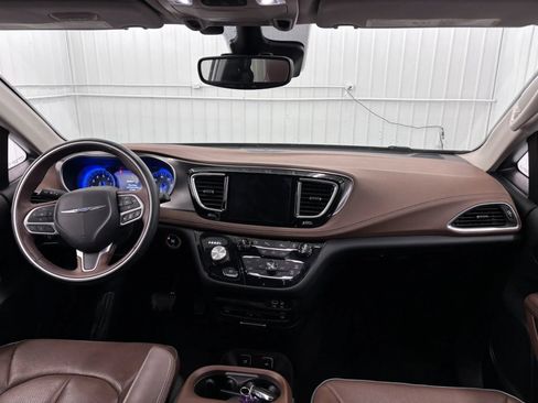 Used 2017 Chrysler Pacifica Limited w/ UConnect Theater Package FWD image 37
