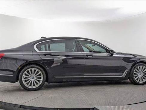 Used 2017 BMW 740i RWD image 9