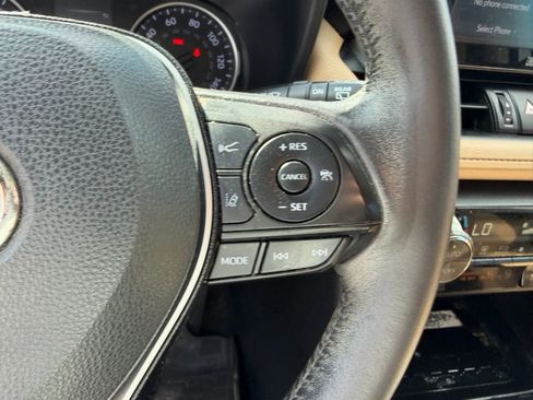 Used 2021 Toyota RAV4 XLE Premium image 28