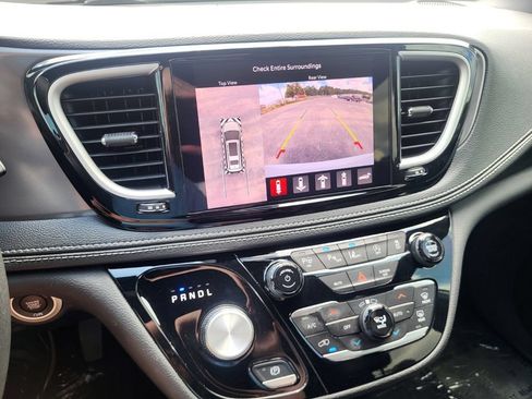 Used 2025 Chrysler Pacifica Select FWD image 17